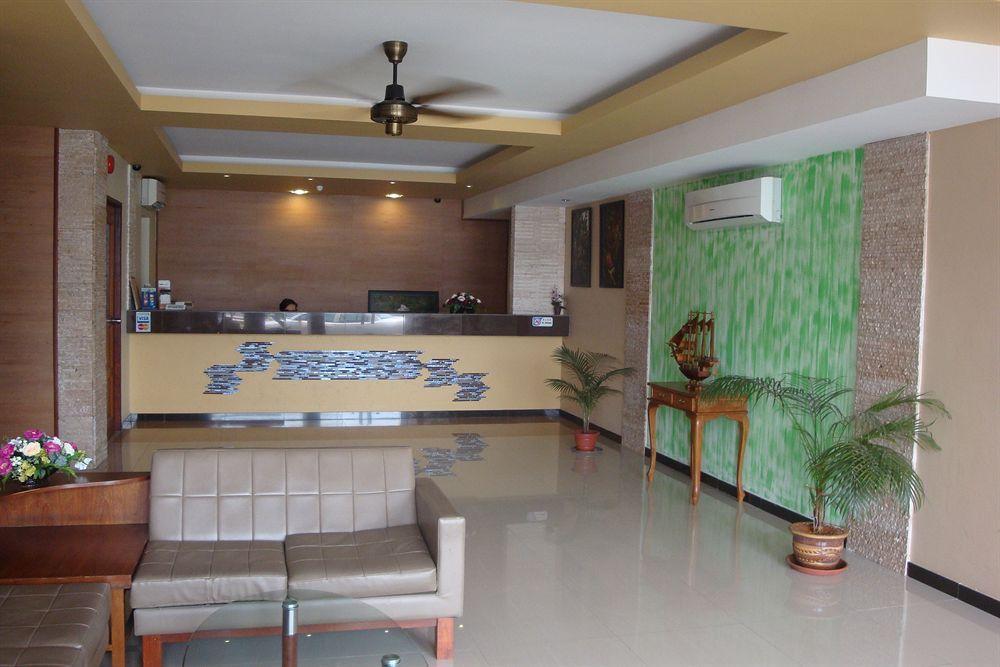 Fata Garden Hotel By Place2Stay Кучинг Экстерьер фото